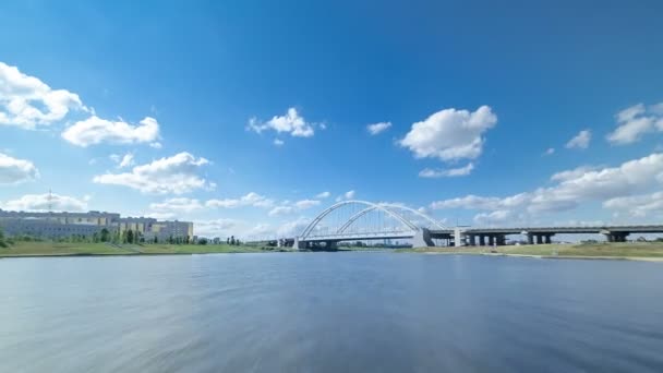 Astana, Cazaquistão. Vista de barco de prazer no rio Ishim timelapse hyperlapse drivelapse em Astana . — Vídeo de Stock