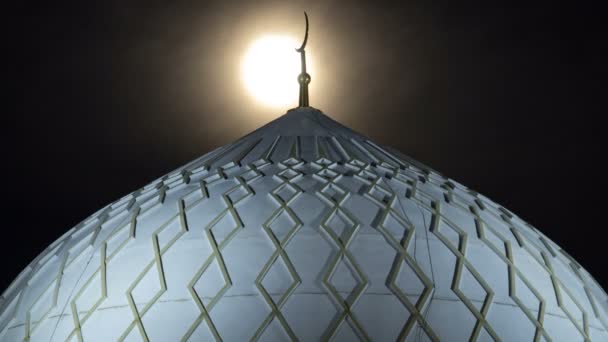 Koepel van The Hazrat Sultan Mosque in Astana timelapse bij nacht met volle maan, Kazachstan — Stockvideo