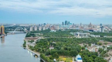 Nehir ve park ve merkezi iş bölgesi gün gece Timelapse, Orta Asya, Kazakistan Astana şehir merkeziyle üzerinden yükseltilmiş görünüm