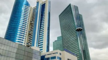Nurzhol Bulvarı timelapse hyperlapse. Modern yeni ofis binası içinde Cumhuriyeti'nin başkentidir. Astana, Kazakistan.
