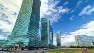 Nurzhol Bulvarı timelapse hyperlapse. Modern yeni ofis binası içinde Cumhuriyeti'nin başkentidir. Astana, Kazakistan.