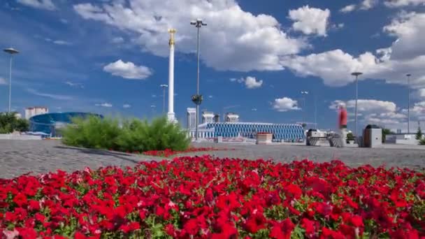 Estela monumento Cazaque Eli com pássaro Samruk e Palácio da Independência timelapse hyperlapse . — Vídeo de Stock