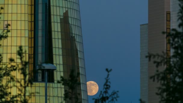 En fyrkant framför Ak Orda med Altyn Orda business center timelapse med fullmåne. — Stockvideo
