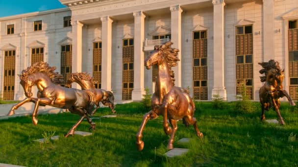 Güzel atlar timelapse hyperlapse Astana Opera Tiyatrosu önünde heykelleri — Stok video