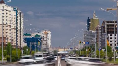 Kazakistan'ın Astana geniş bulvarlar üzerinde trafik sürücüleri