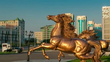 Güzel atlar timelapse hyperlapse Astana Opera Tiyatrosu önünde heykelleri