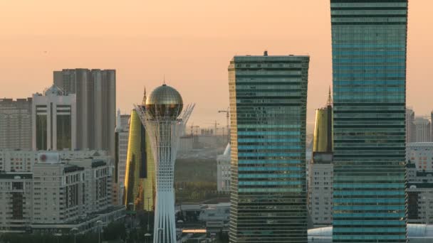 Elevada vista de la mañana sobre el centro de la ciudad y el distrito central de negocios con bayterek Timelapse, Kazajstán, Astana — Vídeos de Stock