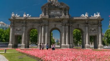 Puerta de Alcala timelapse Plaza de la Independencia Madrid, İspanya, Neo-Klasik bir abidesi.