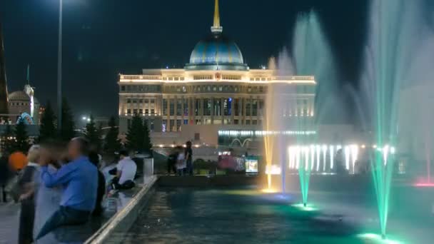 Water-Green Boulevard la nuit timelapse. Palais du Président en arrière-plan. Nurzhol Boulevard est le boulevard national du Kazakhstan — Video