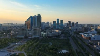 Şehir Merkezi ve merkezi iş bölgesine Timelapse, Kazakistan Astana üzerinden yükseltilmiş sabah görünüm