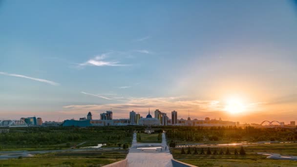 Panorama s západem slunce timelapse města Astana a rezidence prezidentů Akorda s parkem — Stock video