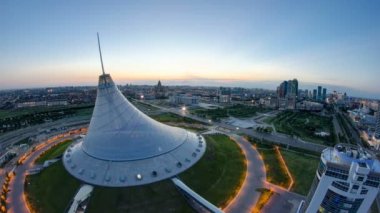 Han Shatyr ve merkezi iş bölgesi gece güne Timelapse, Kazakistan Astana şehir merkeziyle üzerinden yükseltilmiş görünüm