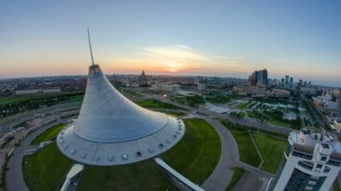 Han Shatyr ve merkezi iş bölgesine Timelapse, Kazakistan Astana şehir merkeziyle üzerinde gündoğumu ile yükseltilmiş görünümü