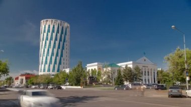 Dış kare yanındaki bina trafik ile üzerinde kavşak Astana, Kazakistan'ın Astana Şehir Konseyi.