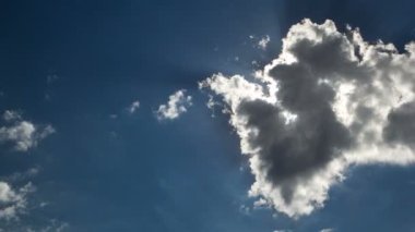 Güzel cennet timelapse büyük, Bina bulutlar ve bulut ile kitle kırma gündoğumu.