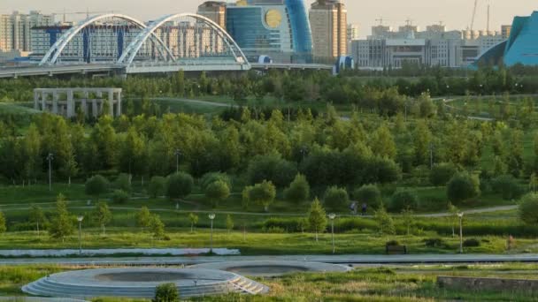 Panorama de la ciudad de Astana antes de la puesta del sol timelapse con puente y edificios. Vista sobre el parque — Vídeo de stock