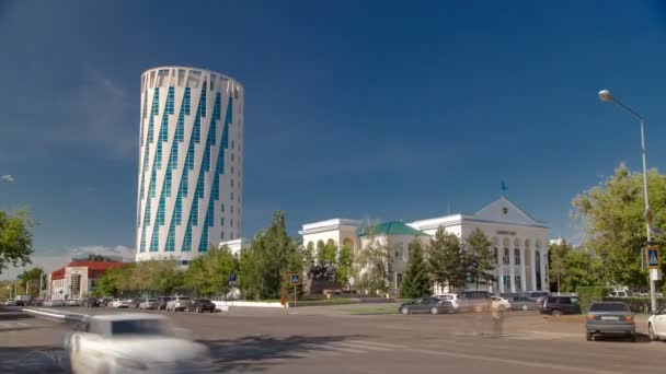 Exteriör av torget vid rådet av Astana staden byggnad med trafik på skärningspunkten i Astana, Kazakhstan. — Stockvideo