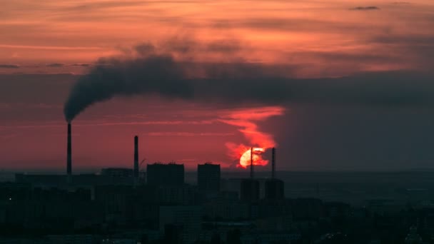 Υπερυψωμένη θέα με την Ανατολή του ηλίου πάνω από το κέντρο της πόλης με πίπες για καπνό και την κεντρική επιχειρηματική περιοχή Timelapse, Καζακστάν, Αστάνα — Αρχείο Βίντεο