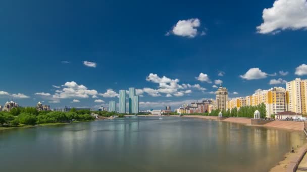 Yesil river timelapse hyperlapse with modern towers of residential complex in Astana — Stock Video
