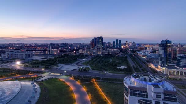 Şehir Merkezi ve merkezi iş bölgesi gece gün Timelapse, Kazakistan Astana için yükseltilmiş görünümü — Stok video