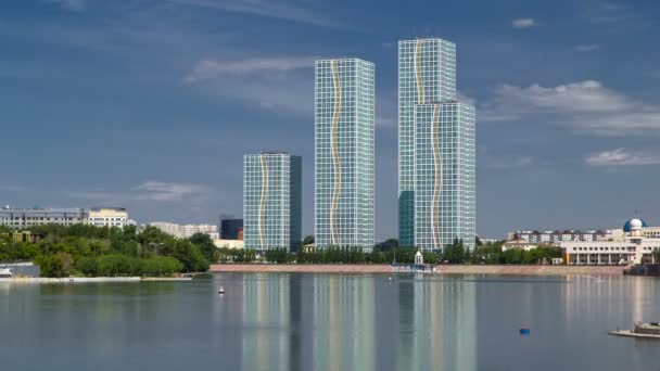 Timelapse de la rivière Yesil avec des tours modernes de complexe résidentiel à Astana — Video