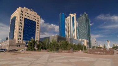 Nurzhol Bulvarı timelapse hyperlapse. Modern yeni ofis binası içinde Cumhuriyeti'nin başkentidir. Astana, Kazakistan.