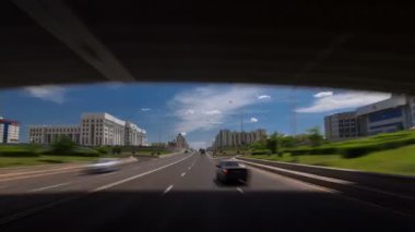 Araba sürücüleri için Kazakistan'ın Astana timelapse hyperlapse drivelapse geniş bulvarları üzerindeki sokak trafik