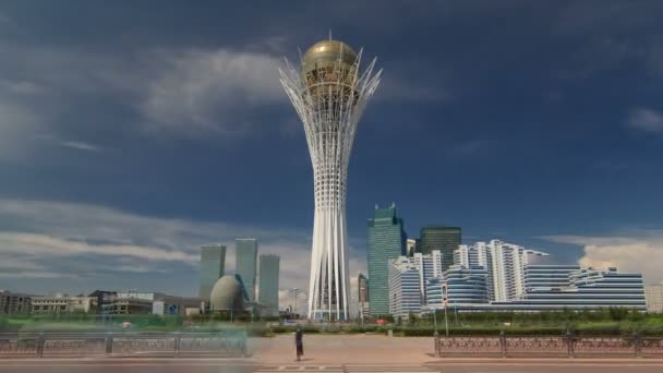 Bayterek timelapse hyperlapse is a monument and observation tower in Astana.  Main symbol of city. — Stock Video