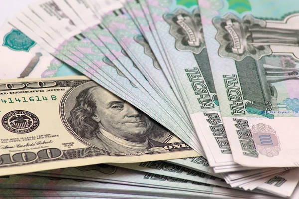 Yüz dolar ve beş bin Rublesi banknot