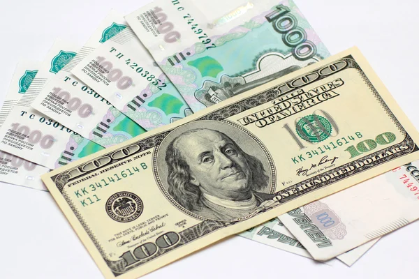 Yüz dolar ve beş bin Rublesi banknot
