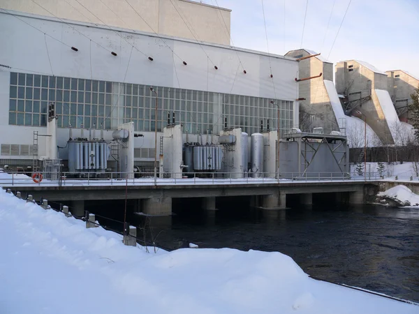 Nehri üzerinde küçük Hidroelektrik Santrali