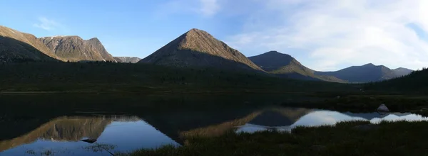 Göl. Bir sabah panorama.