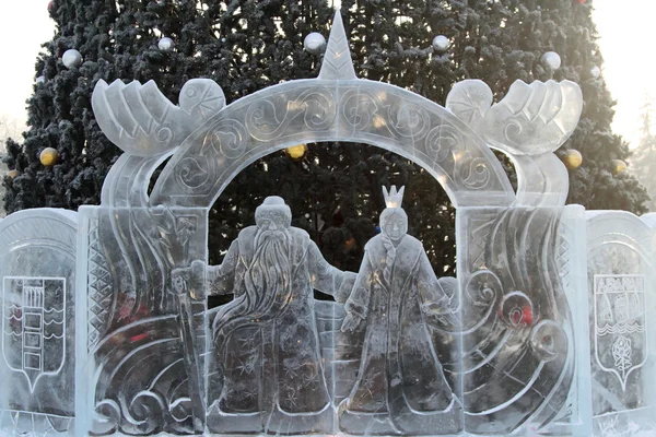 Buz heykeller babası Don ve park yılbaşı ağacında önce kar bakireler