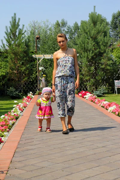 Kız ve caddede gidiyor çocuk