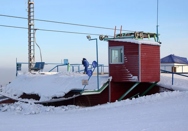 Kahvaltıdan tekneden iniş yolcu bir kolye ip-yol istasyonu