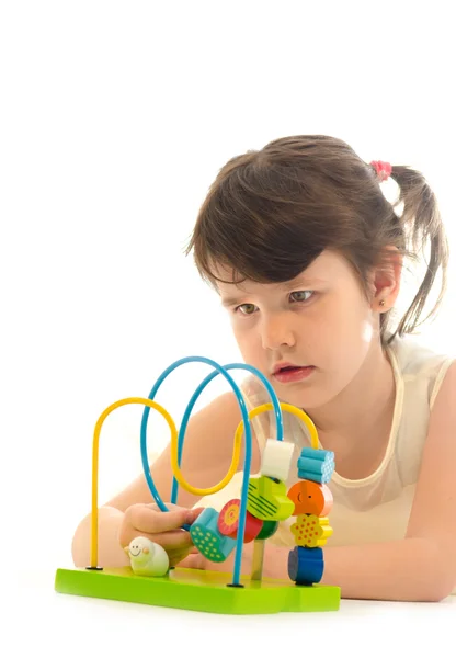 Dolce bambina concentrata giocando con il bambino educativo a — Foto Stock