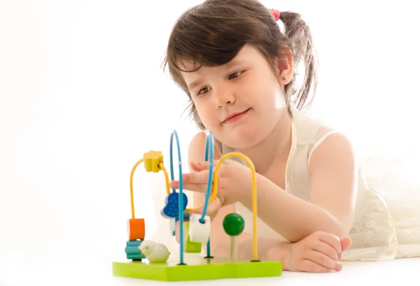 Sladký batole dívka koncentrované, hraní s vzdělávací dítě — Stock fotografie