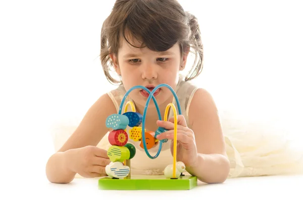 Dulce niño niña concentrado jugando con educativo bebé wo — Foto de Stock