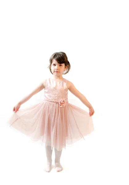 Dulce niña en hermoso vestido rosa hacer gimnasia en wh —  Fotos de Stock
