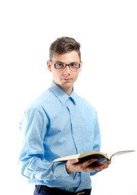 Gözlüklü genç form üzerinde beyaz izole bir kitap okuyun.