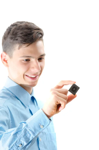 Adolescente mirando un microchip aislado en blanco — Foto de Stock