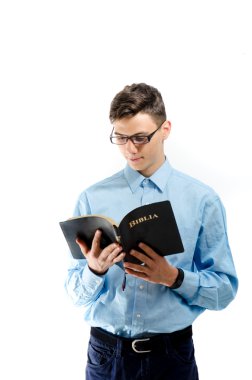 Genç okumak ve gözlük isol ile büyük kitap İncil'den çalışma