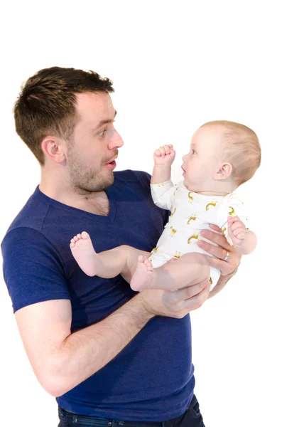 Отец держит новорожденного сына на руках поражены изолированы на белом — стоковое фото