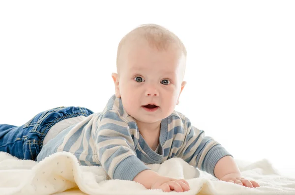 Enfant bébé garçon souriant sur une couverture blanche isolée sur bac blanc — Photo