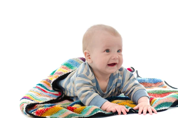 Doux bébé garçon sur couverture colorée pleurant isolé sur le dos blanc — Photo