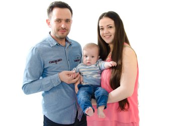 Yeni doğan bebek bebek beyaz arka plan üzerinde izole ailesiyle