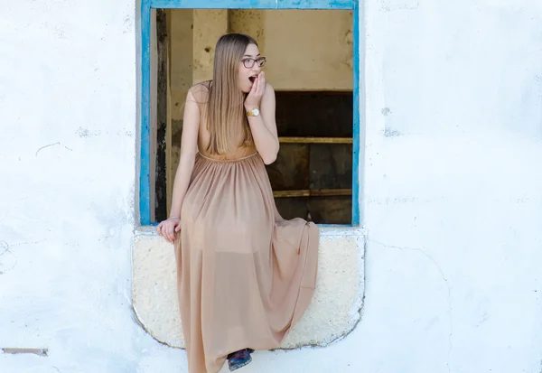 Sorprendido adolescente chica sentarse en viejo retro azul ventana en hermosa d — Foto de Stock