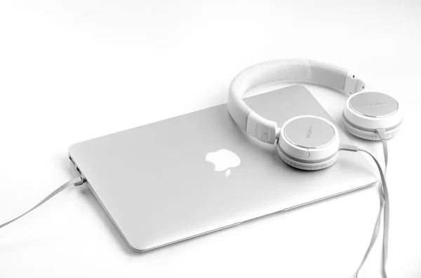 BRASOV, RUMANIA - JUNIO 2016: Apple MacBook Air 11 "portátil de plata — Foto de Stock