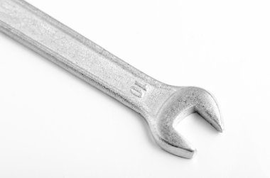 Bir İngiliz anahtarı beyaz arka plan üzerinde izole parçası