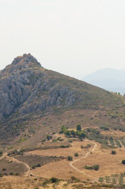 Üstte antik taş kale Dağı'nda eski toz yolu